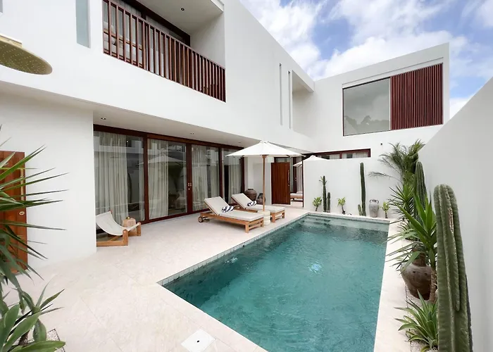Mae Villa